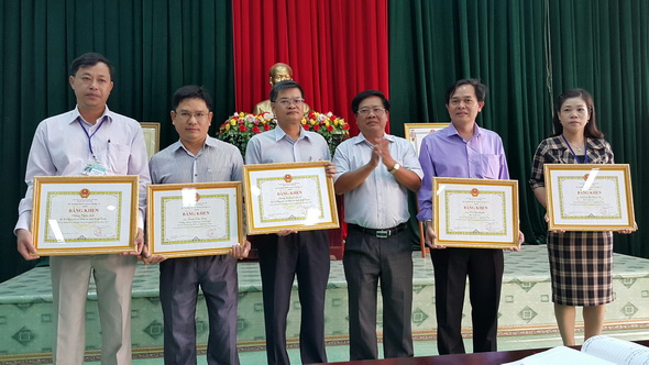 Bộ Kế hoạch và Đầu tư khen thưởng thành tích năm 2015 cho Sở Kế hoạch và Đầu tư tỉnh Kon Tum.